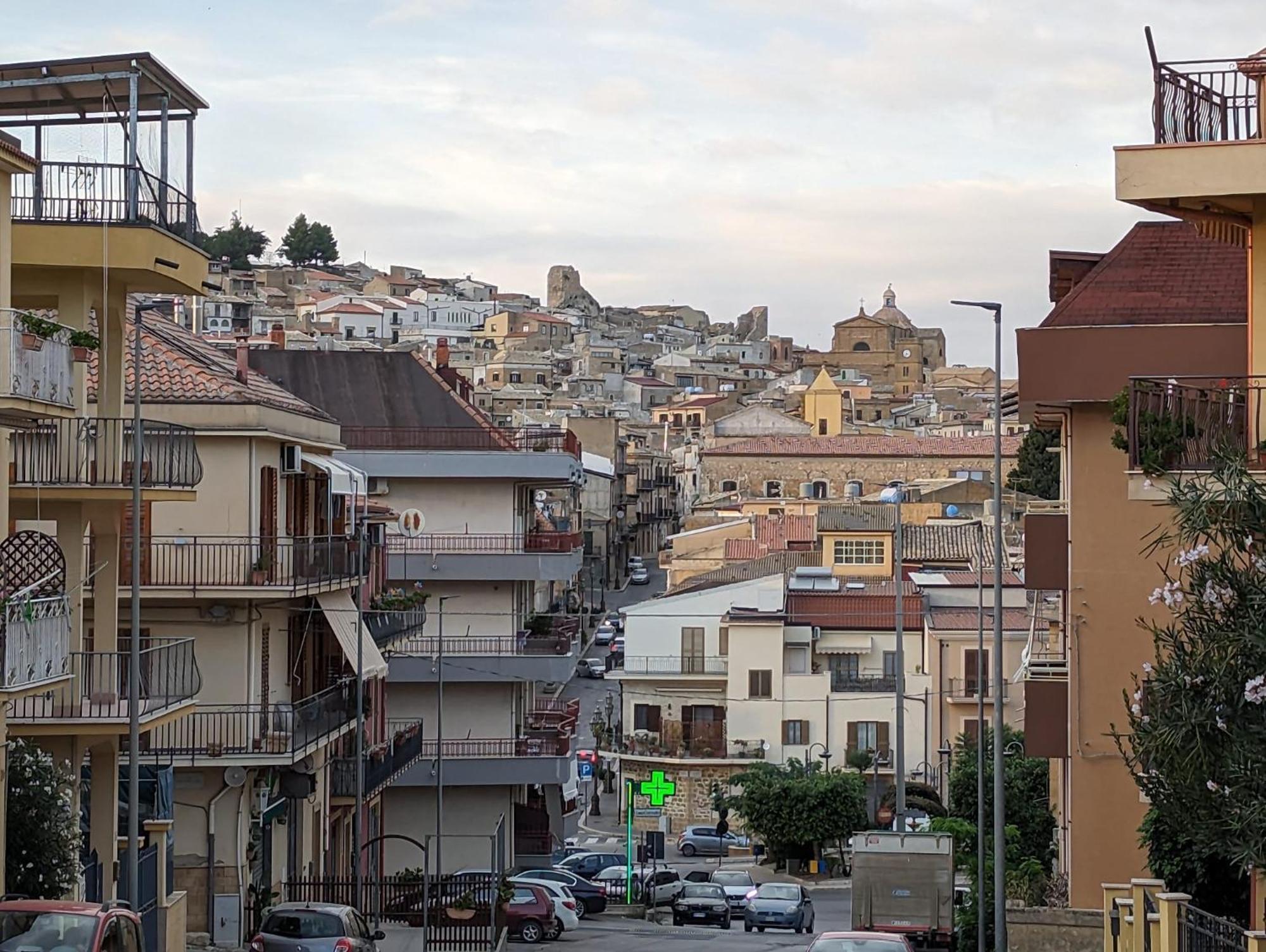 Appartamento "Rina Centro Sicilia" Pietraperzia Exterior photo